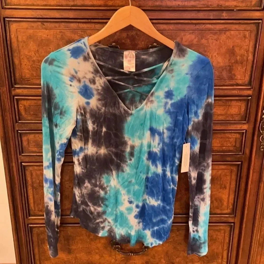 3/$15 No boundaries tie dye shirt - Picture 2 of 6